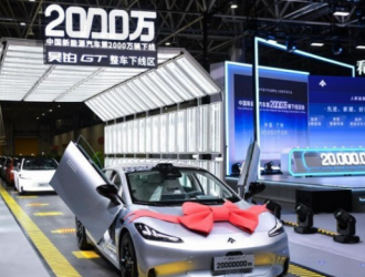 中国新能源汽车产量跃上二千万辆 产销规模居全球第一
