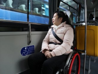长沙一公交车不允许站立乘车 科普：挤满了人也不会超载