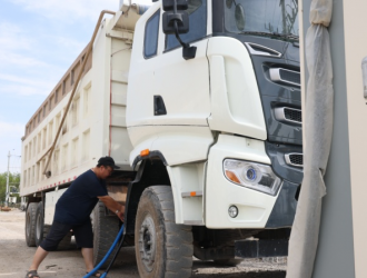 博乐市首批纯电动重型卡车投入运营