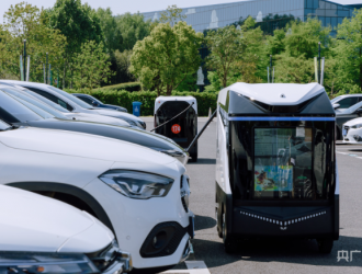 移动充电小车“上岗”大型停车场展现智慧能源网络活力